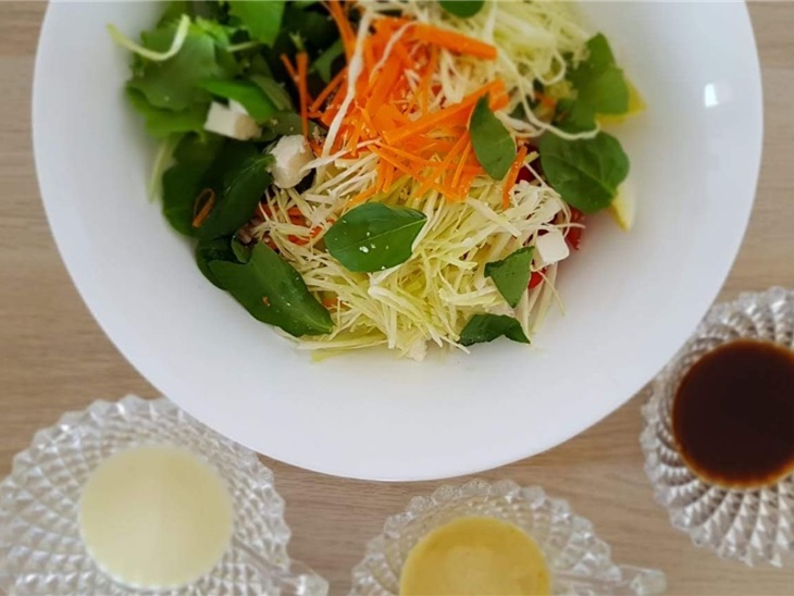 Pranzo veloce con insalata primaverile