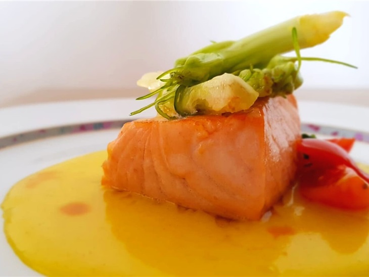 Trancio di salmone, crema di patate alla curcuma e puntarelle