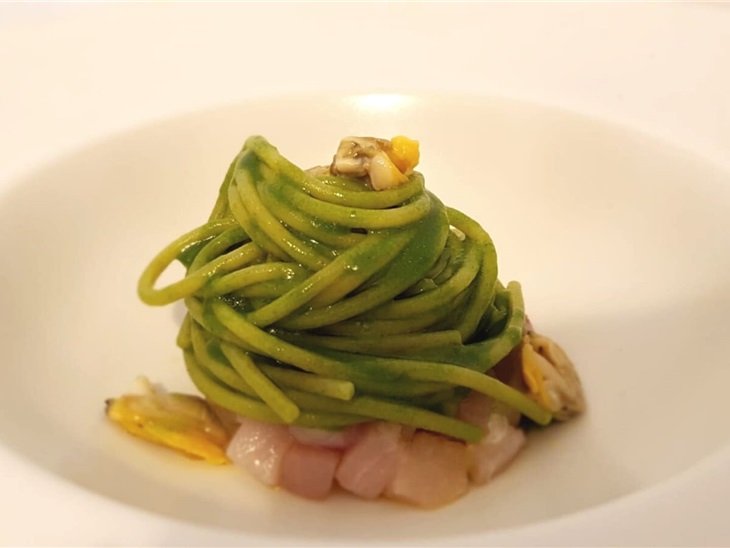 Spaghetti con tartare di pesce spada e plancton marino